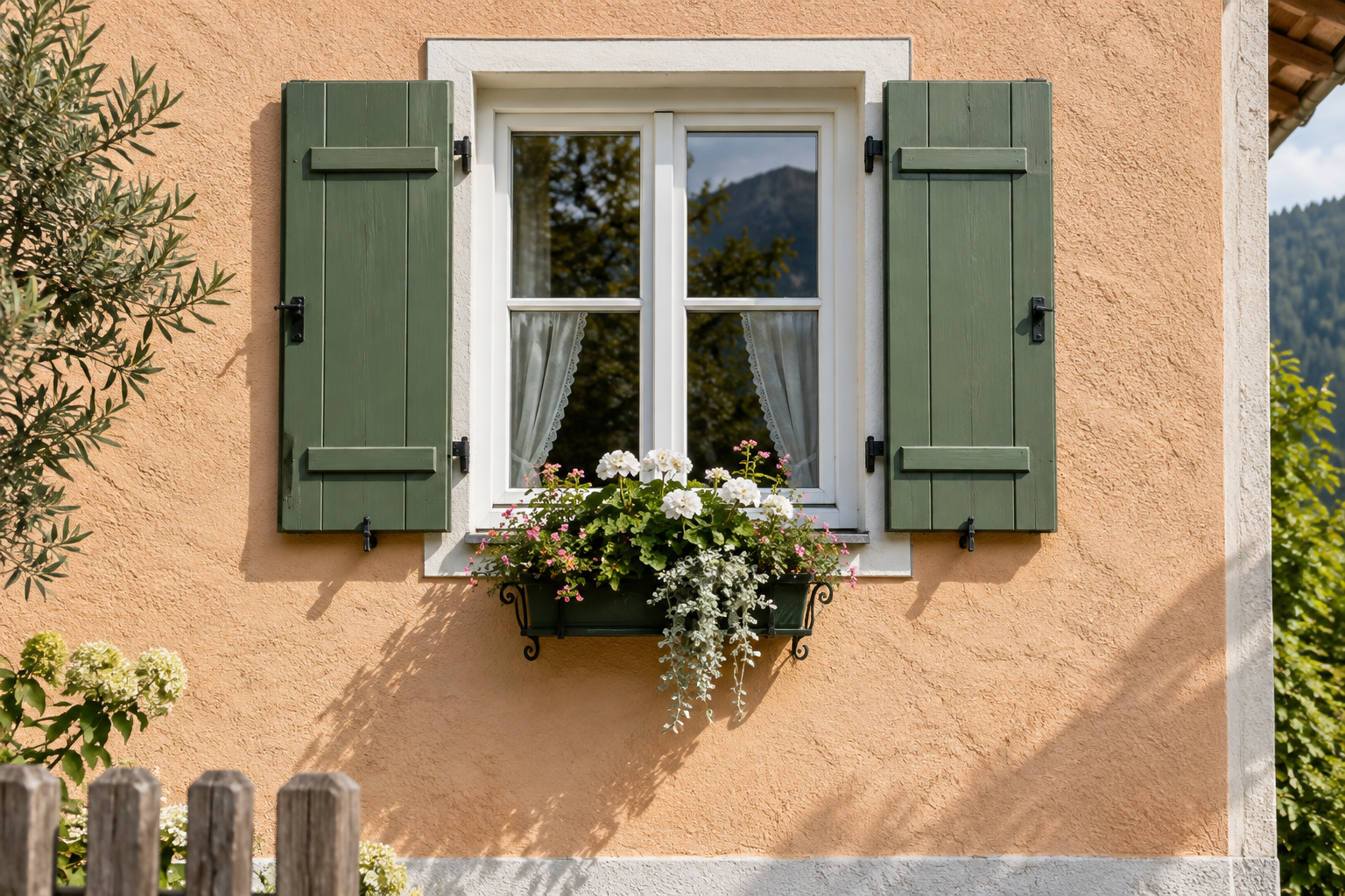 Hausfassade mit Fenster und grünen Fensterläden