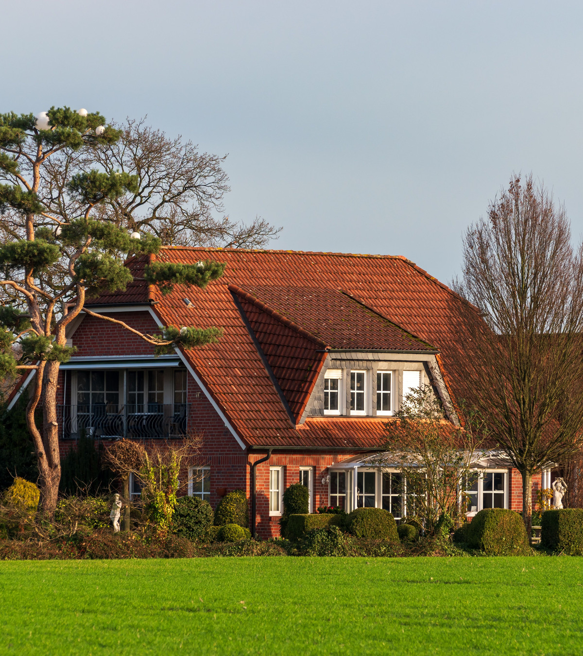 Gepflegtes europäisches Wohnhaus mit Garten und klar erkennbaren Gebäudemerkmalen